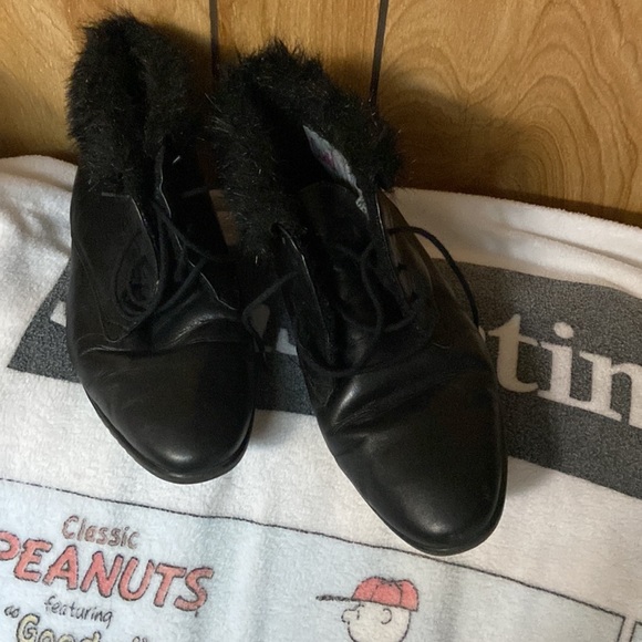 Oswald black shoes Australia size is 5/12 which equals 8.75 inches US. - Picture 2 of 4